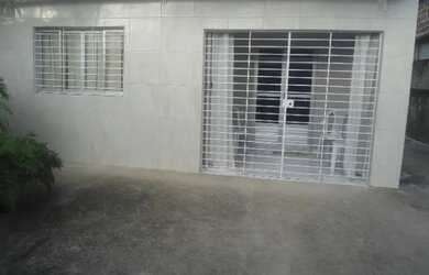 Imagem: A casa possui 3 Dormitórios, 2 Banheiros, 3 Vagas na garagem