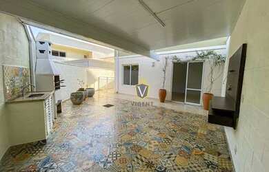 Imagem: A casa em condomínio para alugar possui 3 Dormitórios, 2 Banheiros