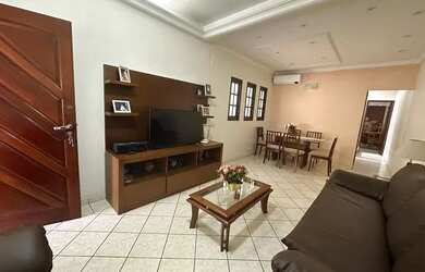 Imagem: A casa possui 3 Dormitórios, 3 Banheiros, 2 Vagas na garagem