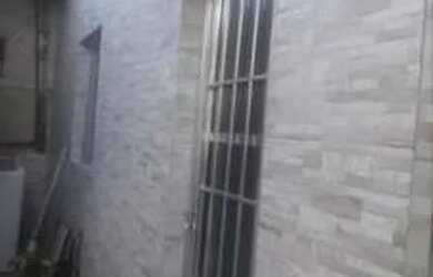 Imagem: A casa possui 2 Dormitórios, 1 Banheiro e está localizado