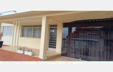 Imagem: A casa possui 3 Dormitórios, 2 Banheiros, 163m² de Área e