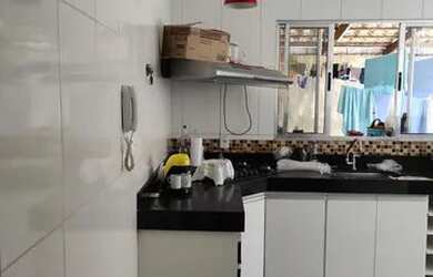 Imagem: A casa possui 3 Dormitórios, 2 Banheiros, 2 Vagas na garagem