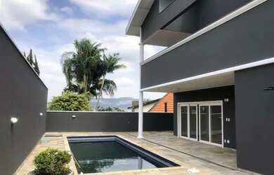 Imagem: A casa em condomínio possui 4 Dormitórios, 4 Banheiros, 3