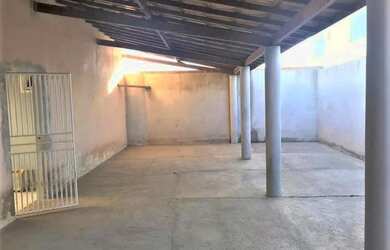 Imagem: A casa possui 5 Dormitórios, 4 Banheiros, 4 Vagas na garagem