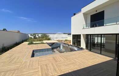 Imagem: A casa em condomínio possui 4 Dormitórios, 5 Banheiros, 5