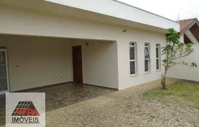 Imagem: A casa possui 3 Dormitórios, 1 Banheiro, 2 Vagas na garagem