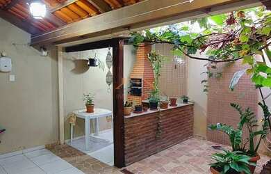 Imagem: A casa possui 3 Dormitórios, 2 Banheiros, 2 Vagas na garagem