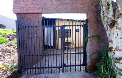 Imagem: A casa possui 1 Dormitório, 1 Banheiro, 1 Vaga na garagem