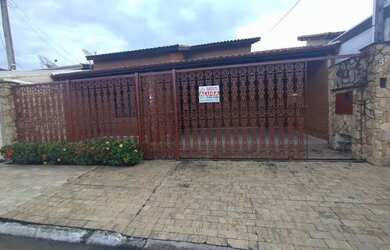 Imagem: A casa possui 3 Dormitórios, 1 Banheiro, 1 Vaga na garagem