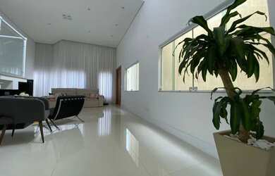 Imagem: A casa possui 4 Dormitórios, 5 Banheiros, 411m² de Área e