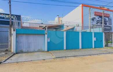 Imagem: A casa possui 3 Dormitórios, 4 Banheiros, 5 Vagas na garagem