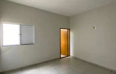 Imagem: A casa possui 2 Dormitórios, 2 Banheiros, 2 Vagas na garagem