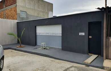 Imagem: A casa possui 4 Dormitórios, 3 Banheiros, 2 Vagas na garagem