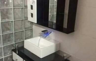 Imagem: A casa possui 3 Dormitórios, 2 Banheiros, 1 Vaga na garagem