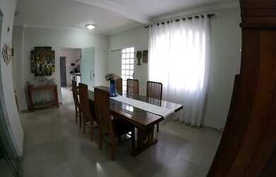 Imagem: A casa possui 5 Dormitórios, 1 Banheiro, 3 Vagas na garagem