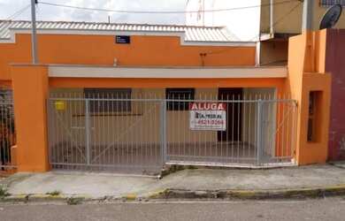 Imagem: A casa possui 3 Dormitórios, 1 Banheiro, 1 Vaga na garagem