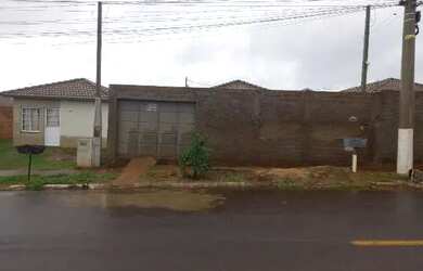 Imagem: A casa possui 1 Dormitório, 1 Banheiro, 2 Vagas na garagem