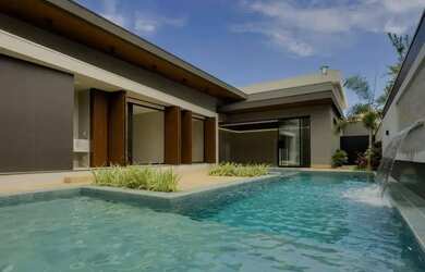 Imagem: A casa em condomínio possui 4 Dormitórios, 5 Banheiros, 5