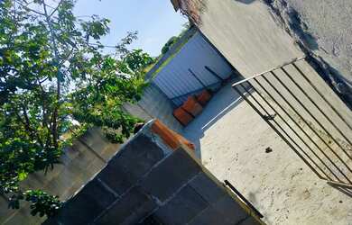 Imagem 7: Vendo lindo terreno todo murado de tijolo de bloco com frutas e com pequena...