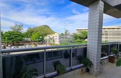 Imagem: O depósito possui 2 Vagas na garagem, 99m² de Área e está