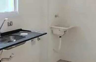 Imagem: O apartamento possui 2 Dormitórios, 1 Banheiro, 1 Vaga na garagem