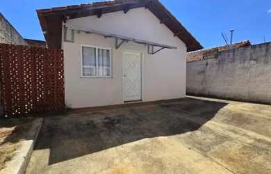 Imagem: A casa possui 2 Dormitórios, 2 Banheiros e 3 Vagas na garagem