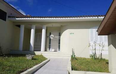 Imagem: A casa possui 3 Dormitórios, 2 Banheiros, 1 Vaga na garagem