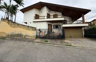 Imagem: A casa possui 3 Dormitórios, 5 Banheiros, 2 Vagas na garagem