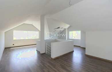 Imagem: A casa possui 3 Dormitórios, 3 Banheiros, 3 Vagas na garagem