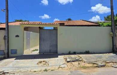 Imagem: A casa possui 3 Dormitórios, 2 Banheiros, 220m² de Área