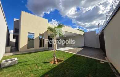 Imagem: A casa possui 3 Dormitórios, 3 Banheiros, 2 Vagas na garagem