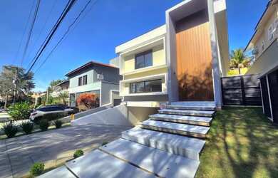 Imagem: A casa em condomínio possui 4 Dormitórios, 5 Banheiros, 4