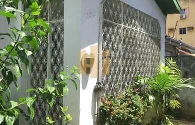 Imagem: A casa possui 5 Dormitórios, 2 Banheiros, 3 Vagas na garagem