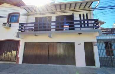 Imagem: A casa possui 2 Dormitórios, 1 Banheiro, 2 Vagas na garagem