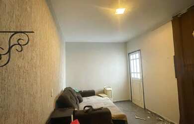 Imagem: A casa possui 2 Dormitórios, 1 Banheiro, 1 Vaga na garagem