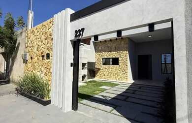 Imagem: A casa possui 3 Dormitórios, 2 Banheiros, 2 Vagas na garagem