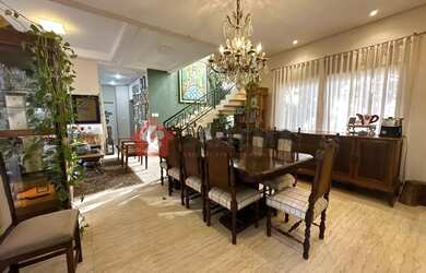 Imagem: A casa possui 4 Dormitórios, 5 Banheiros, 2 Vagas na garagem