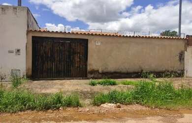 Imagem: A casa possui 2 Dormitórios, 1 Banheiro, 1 Vaga na garagem