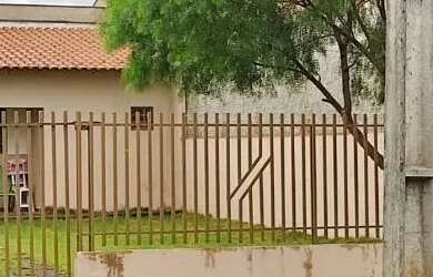 Imagem: A casa possui 1 Dormitório, 1 Banheiro, 2 Vagas na garagem