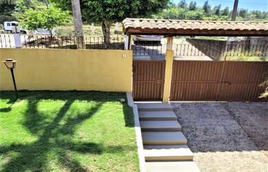 Imagem: A casa possui 3 Dormitórios, 2 Banheiros, 5 Vagas na garagem