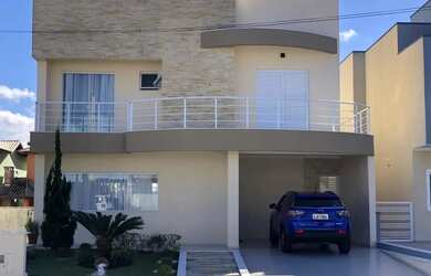 Imagem: A casa em condomínio possui 4 Dormitórios, 4 Banheiros, 3