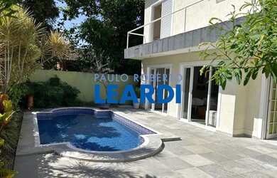 Imagem: A casa em condomínio possui 4 Dormitórios, 5 Banheiros e 278m²