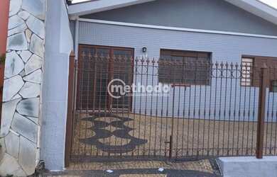 Imagem: A casa possui 3 Dormitórios, 3 Banheiros, 2 Vagas na garagem