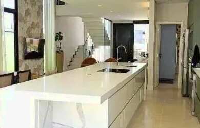 Imagem: A casa em condomínio possui 4 Dormitórios, 5 Banheiros, 4