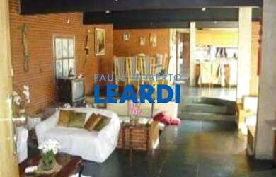 Imagem: A casa possui 4 Dormitórios, 5 Banheiros, 4 Vagas na garagem