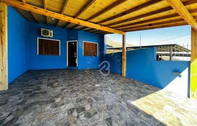 Imagem: A casa possui 2 Dormitórios, 1 Banheiro, 2 Vagas na garagem