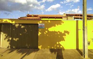 Imagem: A casa possui 2 Dormitórios, 2 Vagas na garagem, 80m² de Área