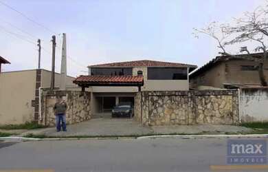 Imagem: A casa possui 3 Dormitórios, 3 Banheiros, 5 Vagas na garagem