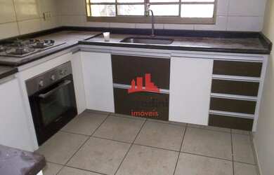 Imagem: A casa possui 3 Dormitórios, 2 Banheiros, 2 Vagas na garagem