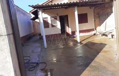 Imagem: A casa possui 2 Dormitórios, 1 Banheiro, 2 Vagas na garagem